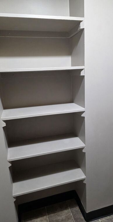 Linen closet shelving
